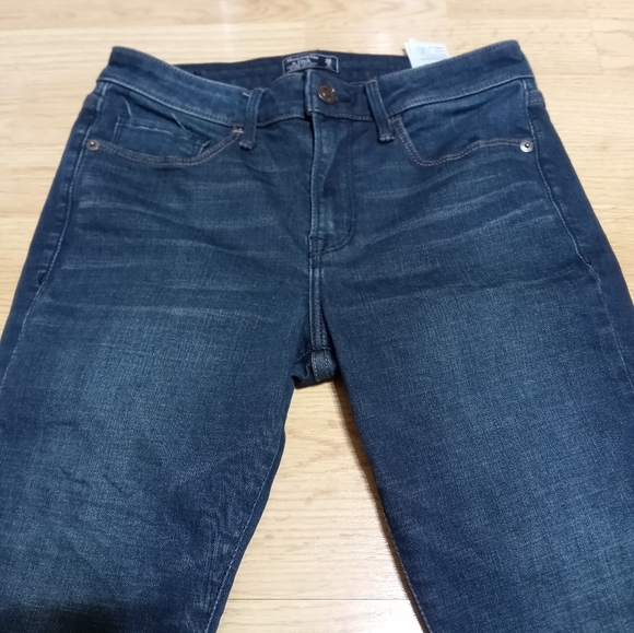 Abercrombie low rise skinny jeans. EUC. Size 26 - Picture 2 of 5
